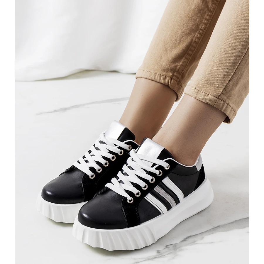 Baskets Noires Sur La Plateforme Prinsep Le Noir