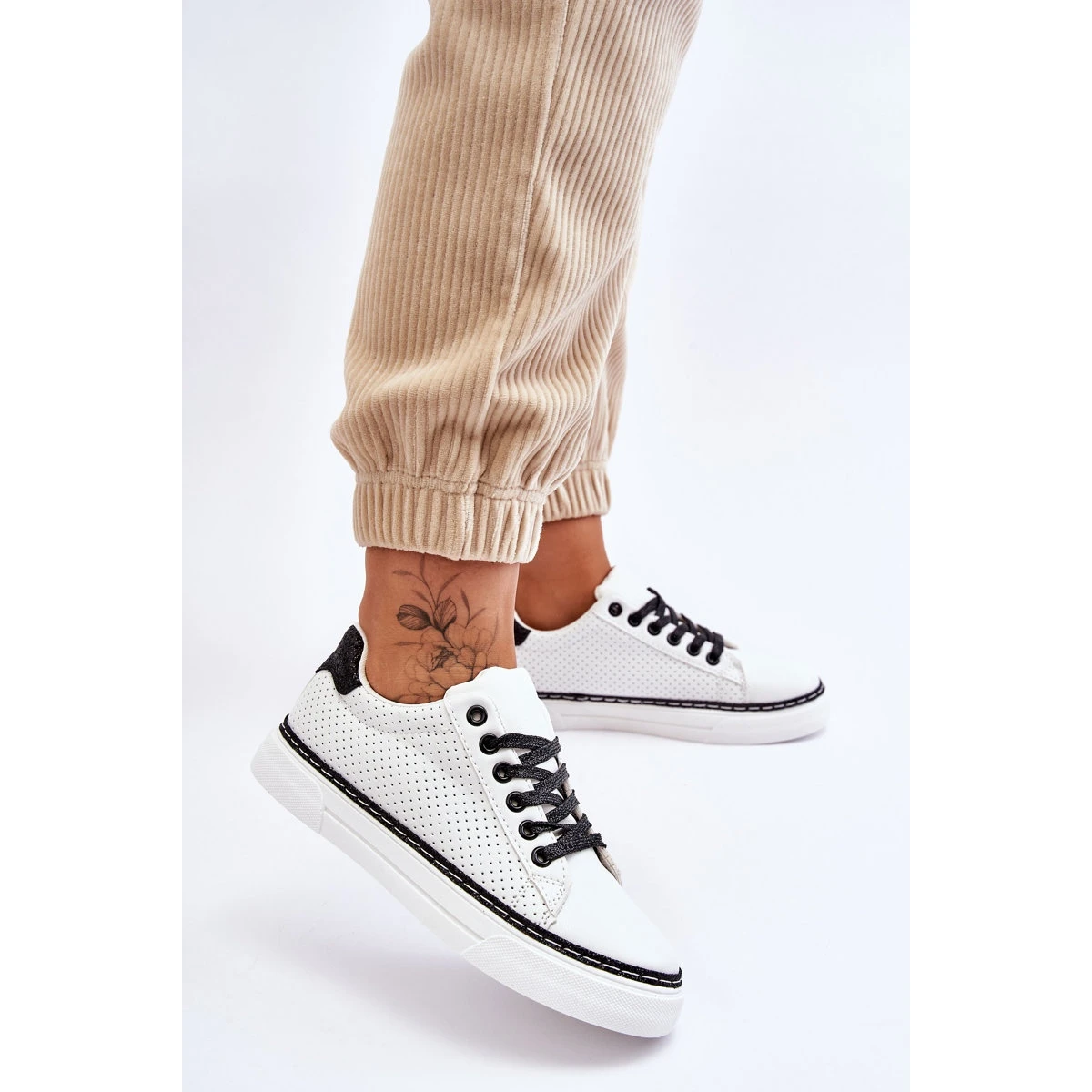 BM Baskets Basses Perforées Pour Femme Blanc Et Noir Daxton Blanche Le Noir – Image 2