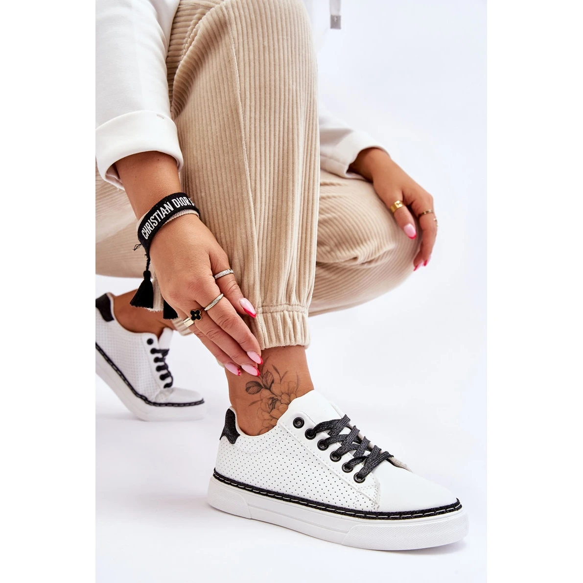 BM Baskets Basses Perforées Pour Femme Blanc Et Noir Daxton Blanche Le Noir – Image 4