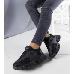 BM Baskets Noires Sur Semelle Massive Inez Le Noir