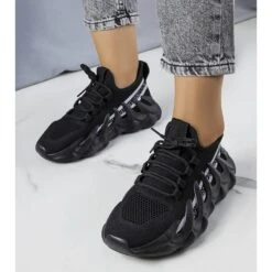 BM Baskets Noires Sur Une Semelle Beth à La Mode Le Noir