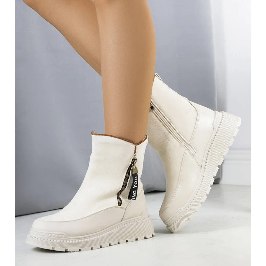 BM Bottes Isolées Beiges Sur La Plateforme Niklas