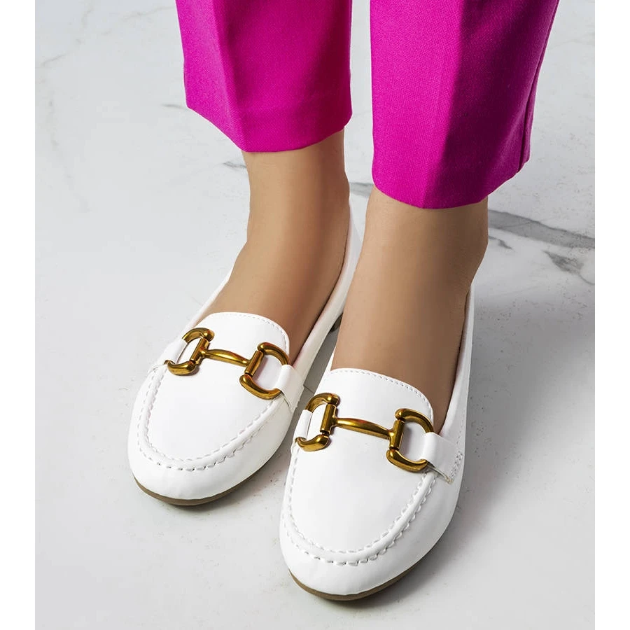 BM Mocassins Blancs Avec Ornements Dorés De Regina Blanche – Image 2