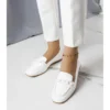 BM Mocassins Blancs Ornés D'une Chaîne Bobbie Blanche