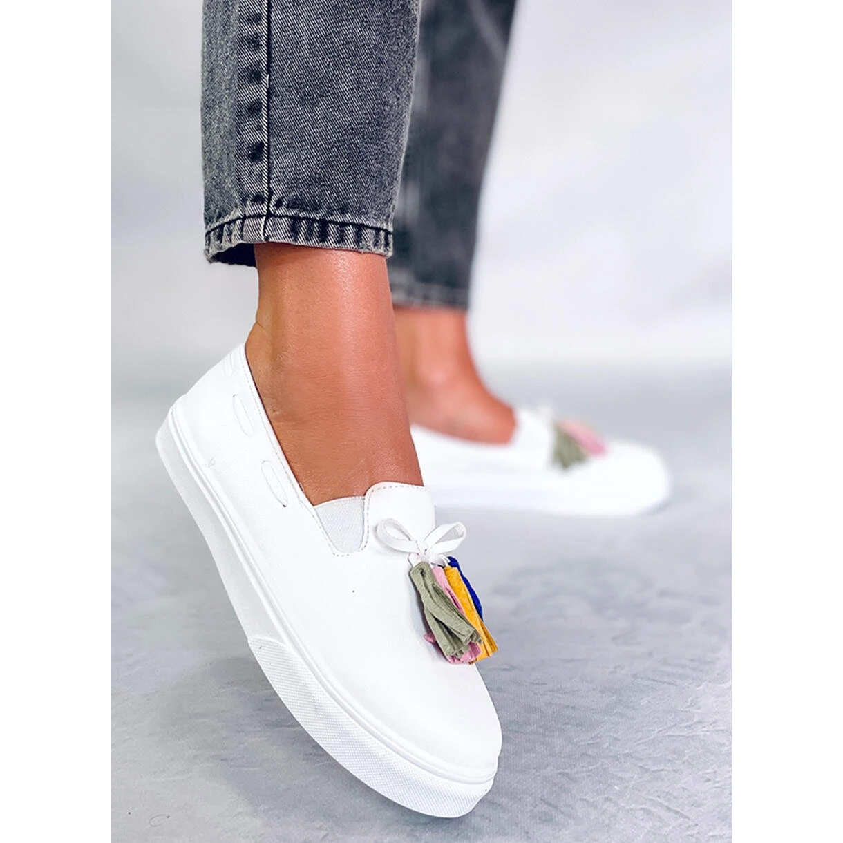 BM Salma Baskets Printanières Blanches à Pompons – Image 2