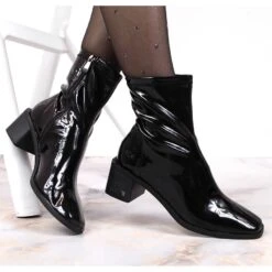 Bottes En Latex Pour Femmes Sur Un Bloc Vinceza Noir Le Noir