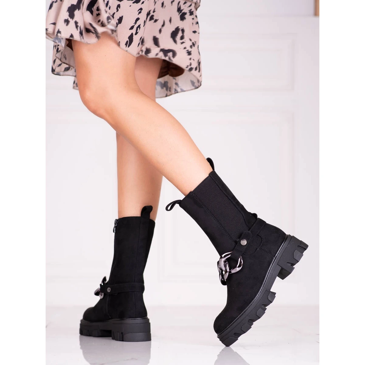 Bottines Chelsea Hautes En Daim Avec Chaîne Shelovet Le Noir – Image 2