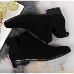 Bottines Spring Ajourées En Daim Noir Vinceza Le Noir