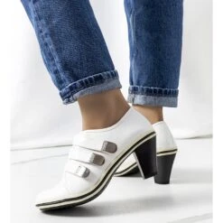 Chaussures Blanches Sur Le Poteau De Payla