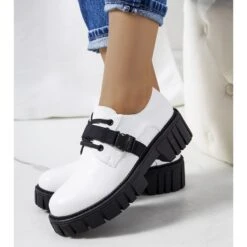 Chaussures Blanches Sur Une Semelle De Tracteur Marike