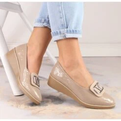 Chaussures Femme En Cuir Verni Sur Semelle Compensée Beige Jezzi RMR2265-3