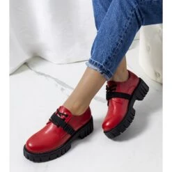 Chaussures Rouges Sur Une Semelle De Tracteur Marike