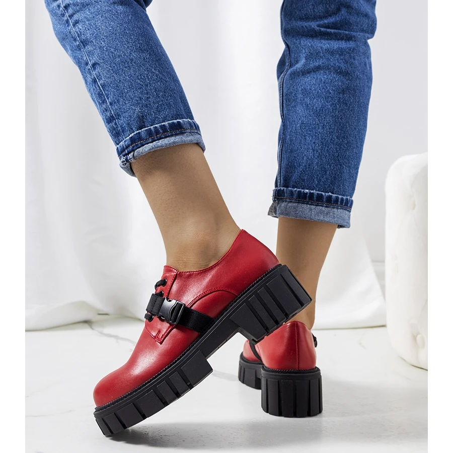 Chaussures Rouges Sur Une Semelle De Tracteur Marike – Image 2