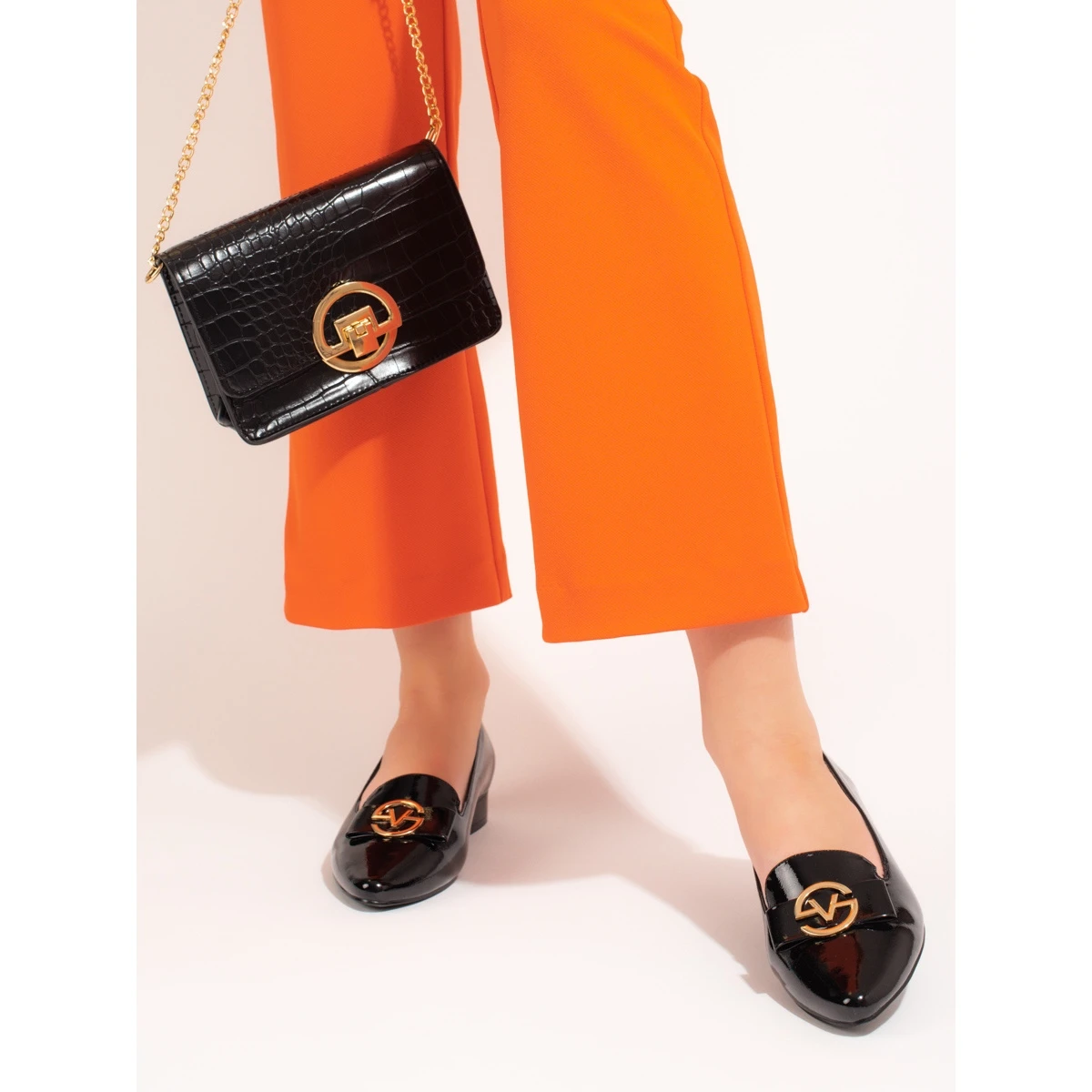 Elégants Mocassins à Talons Bas Laqués De Vinceza Le Noir – Image 2