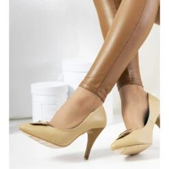 Escarpins Beiges Sur Le Talon Aiguille De Juan