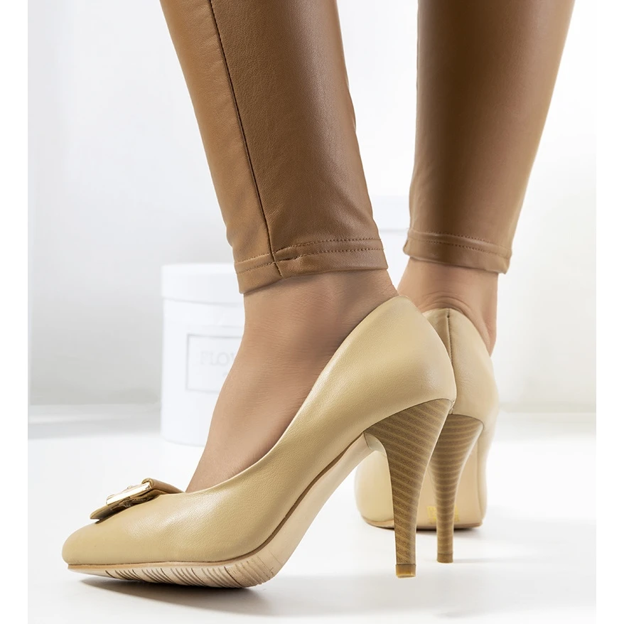 Escarpins Beiges Sur Le Talon Aiguille De Juan – Image 2