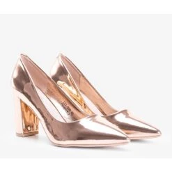 Escarpins En Or Rose Sur Un Post CowGirl D'or