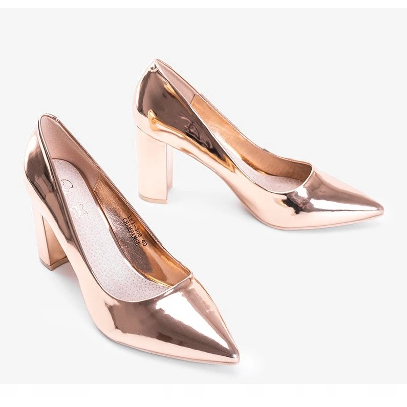 Escarpins En Or Rose Sur Un Post CowGirl D'or – Image 2