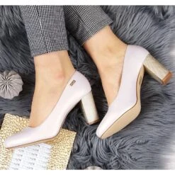 Escarpins Nacrés Beiges Sur Un Poteau Décoratif De Sergio Leone