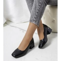 Escarpins Noirs Sur Le Poste De Hanae Le Noir