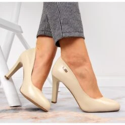 Escarpins Nude Mat Sur Le Post De Sergio Leone Beige