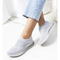 Les Baskets De Sport Grises De Neda