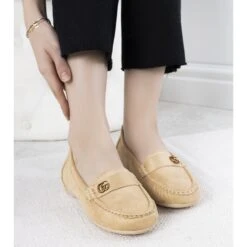 Mocassins Beiges Sur Un Coin Linette Caché