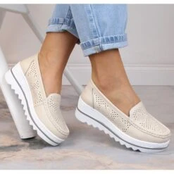 Mocassins En Cuir Pour Femmes Sur La Plate-forme Beige Ajourée Artiker 52C2119