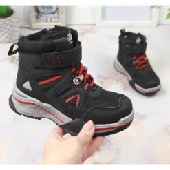 News Chaussures Garçon Isolées En Laine De Mouton Noir Le Noir