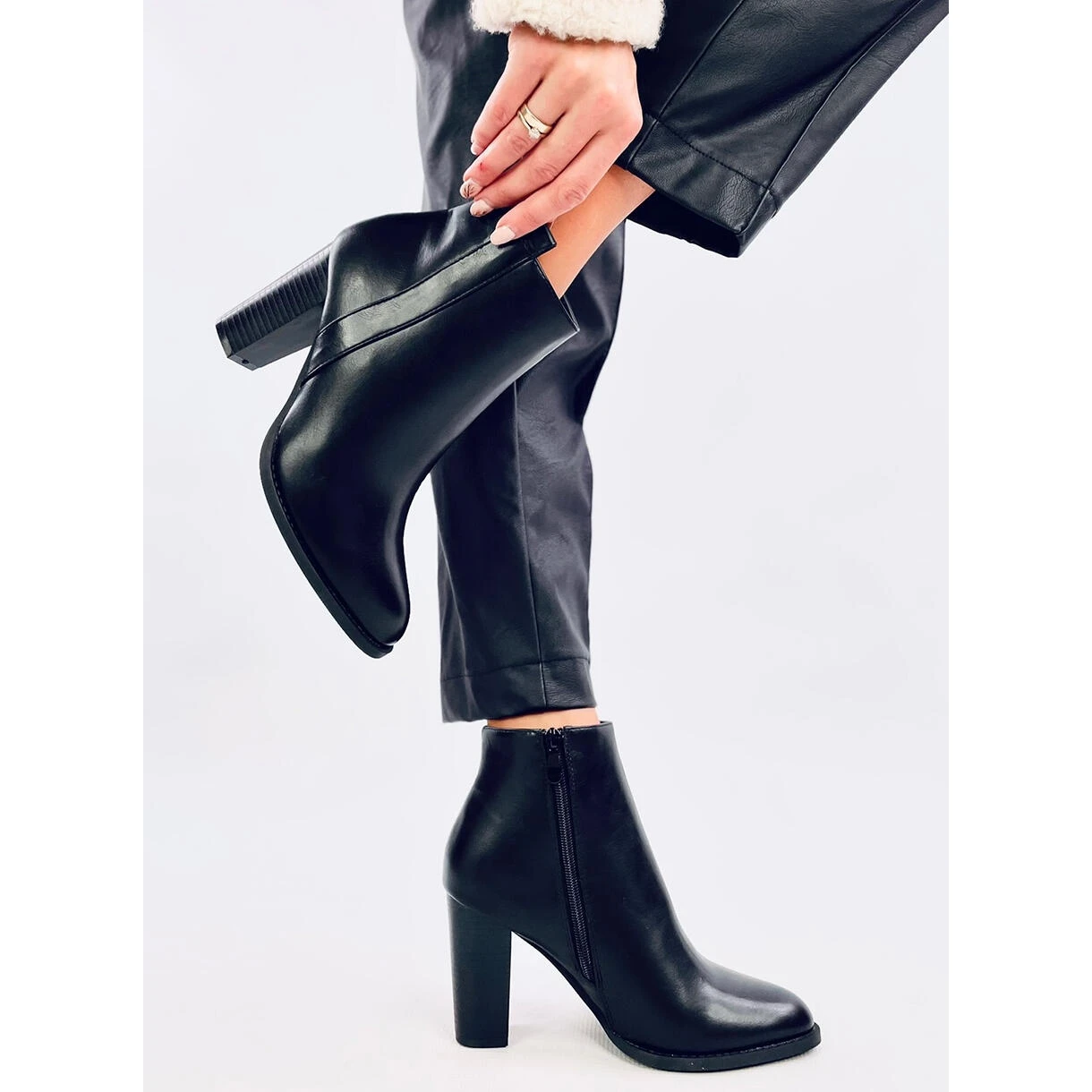 PA1 Bottes Classiques Alona Black Sur Le Poteau Le Noir – Image 5