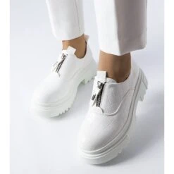 PA1 Richelieus Blancs Ornés Du Gaufrage Travers Blanche