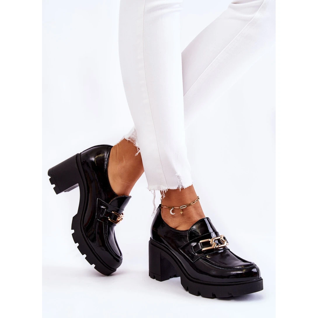 PL5 Chaussures Noires Laquées Sur Un Pilier Avec Un Ornement D'or Mikeyla Le Noir – Image 2