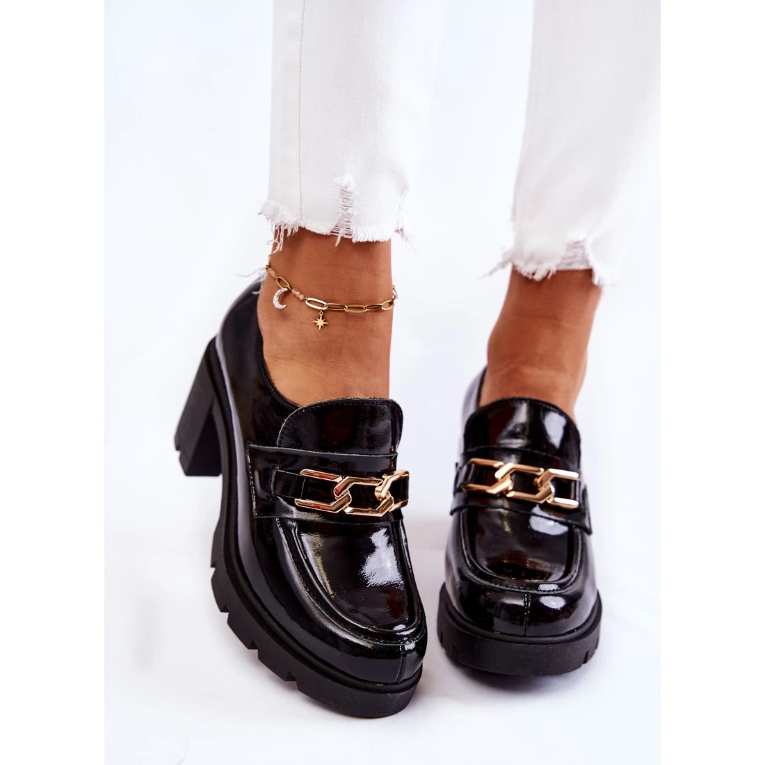 PL5 Chaussures Noires Laquées Sur Un Pilier Avec Un Ornement D'or Mikeyla Le Noir – Image 3