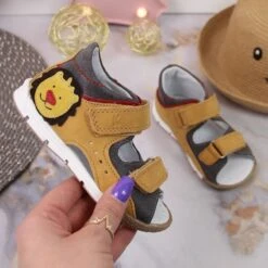 Sandales Velcro Kornecki Jr KOR6867 Camel Brun